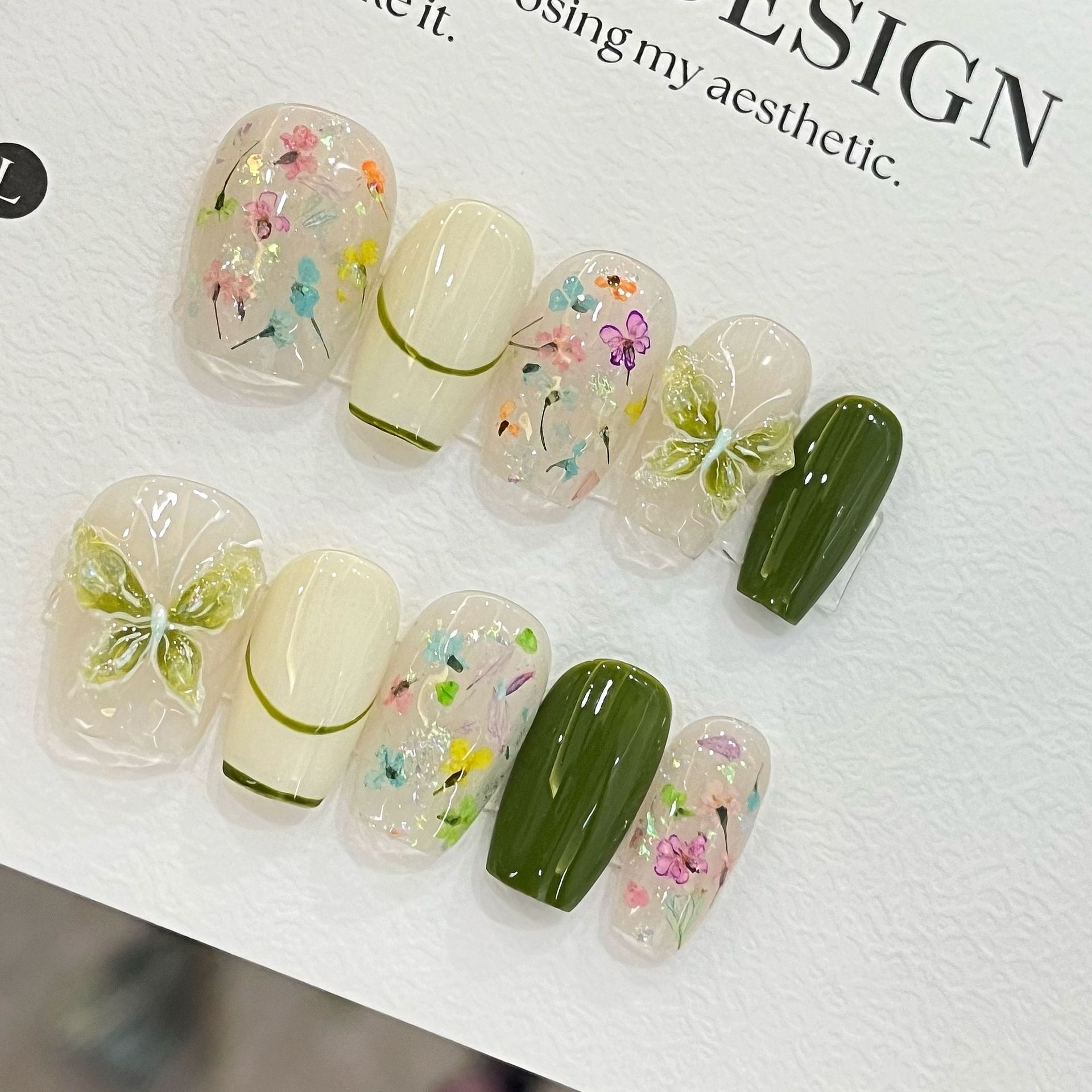 Nail Art French - 10 قطع أظافر صناعية متوسطة الطول