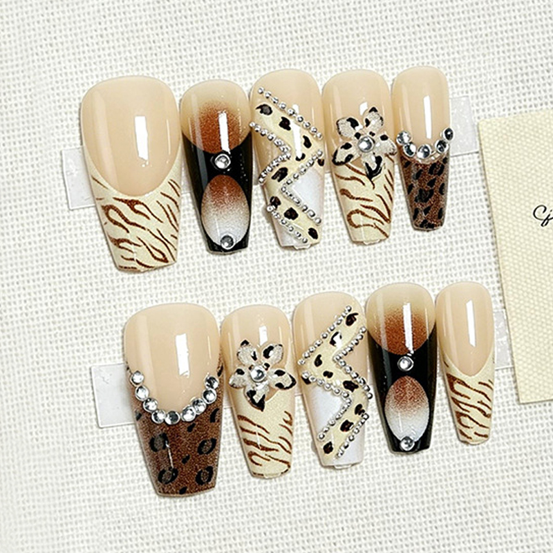 10 قطع أظافر صناعية فرنسية فاخ - مراجعة Nail Art French وسعره